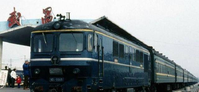 1997年荣家湾车站事件:两人违规操作,致火车相撞,126人遇难
