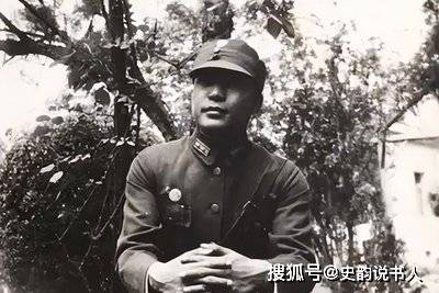 十八岁那年,陈尔晋毅然弃笔从戎,独自一人跑去黄埔军校学习.