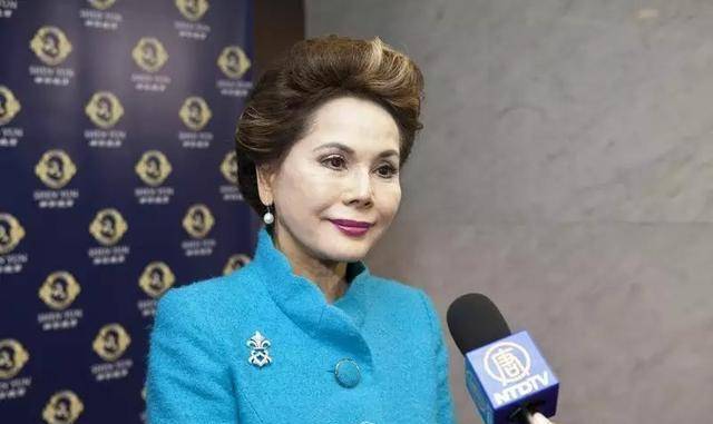 总的来说,黛薇夫人的人生如同一场戏剧,她在困境中崛起,用坚韧和勇气