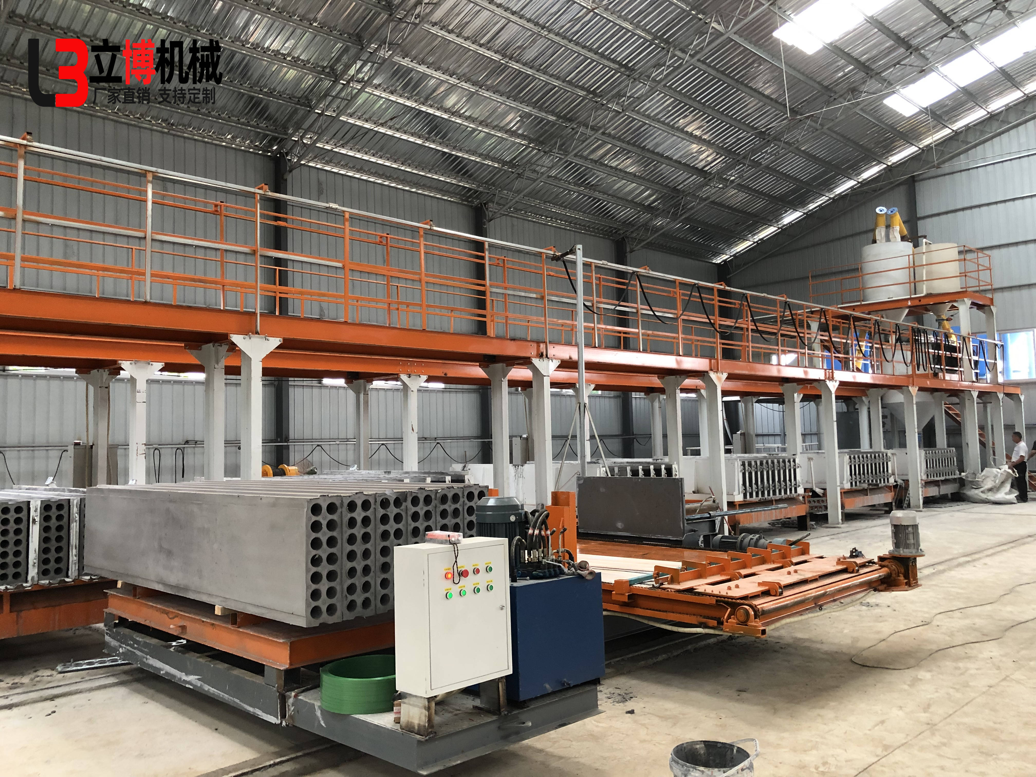 而复合墙板制作设备,作为这种创新材料生产的核心工具,以其自动化
