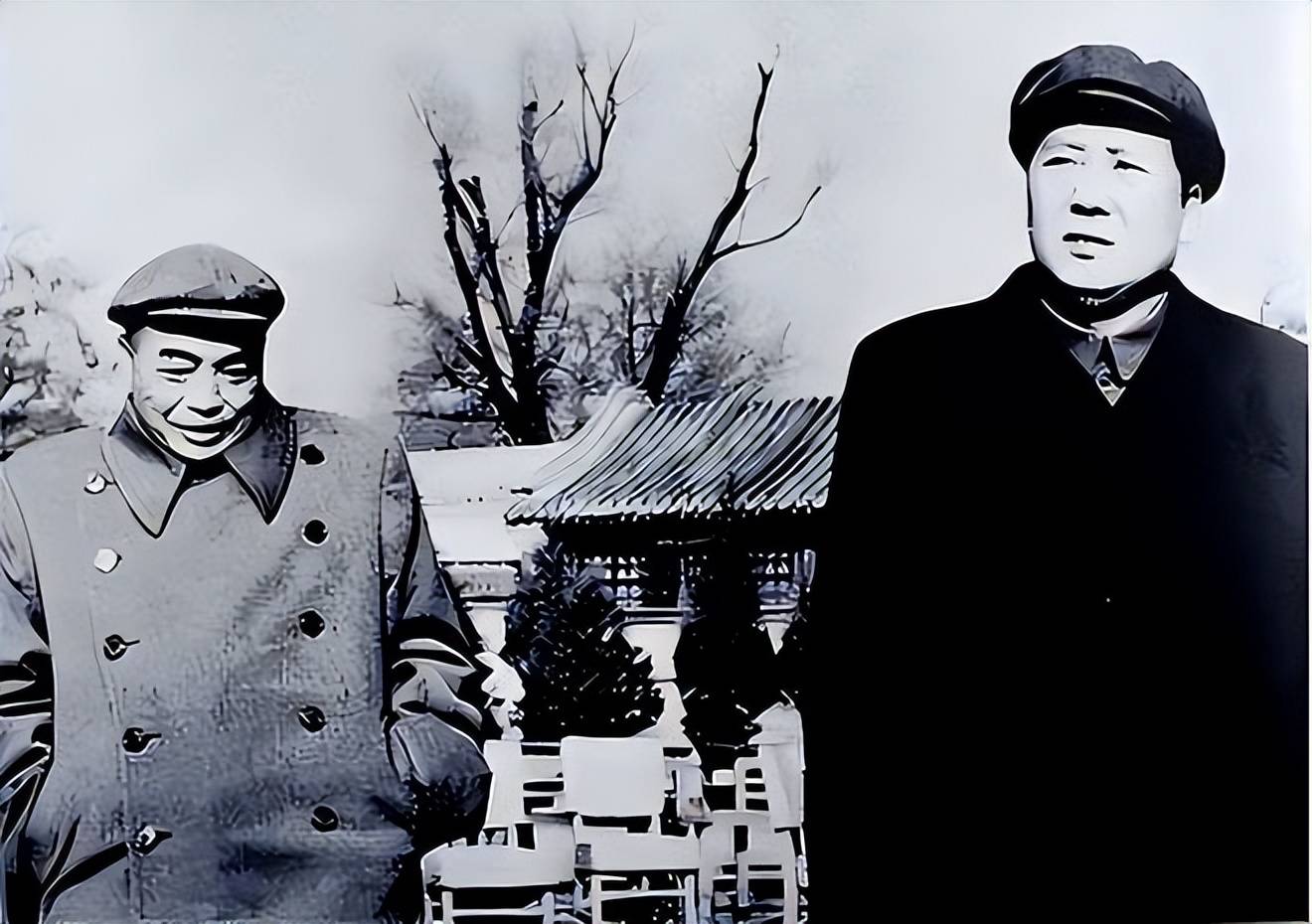 1955年“大授勋”后，几位元帅一起畅所欲言，彭德怀却静静坐在一旁_贺龙_周总理_朱德