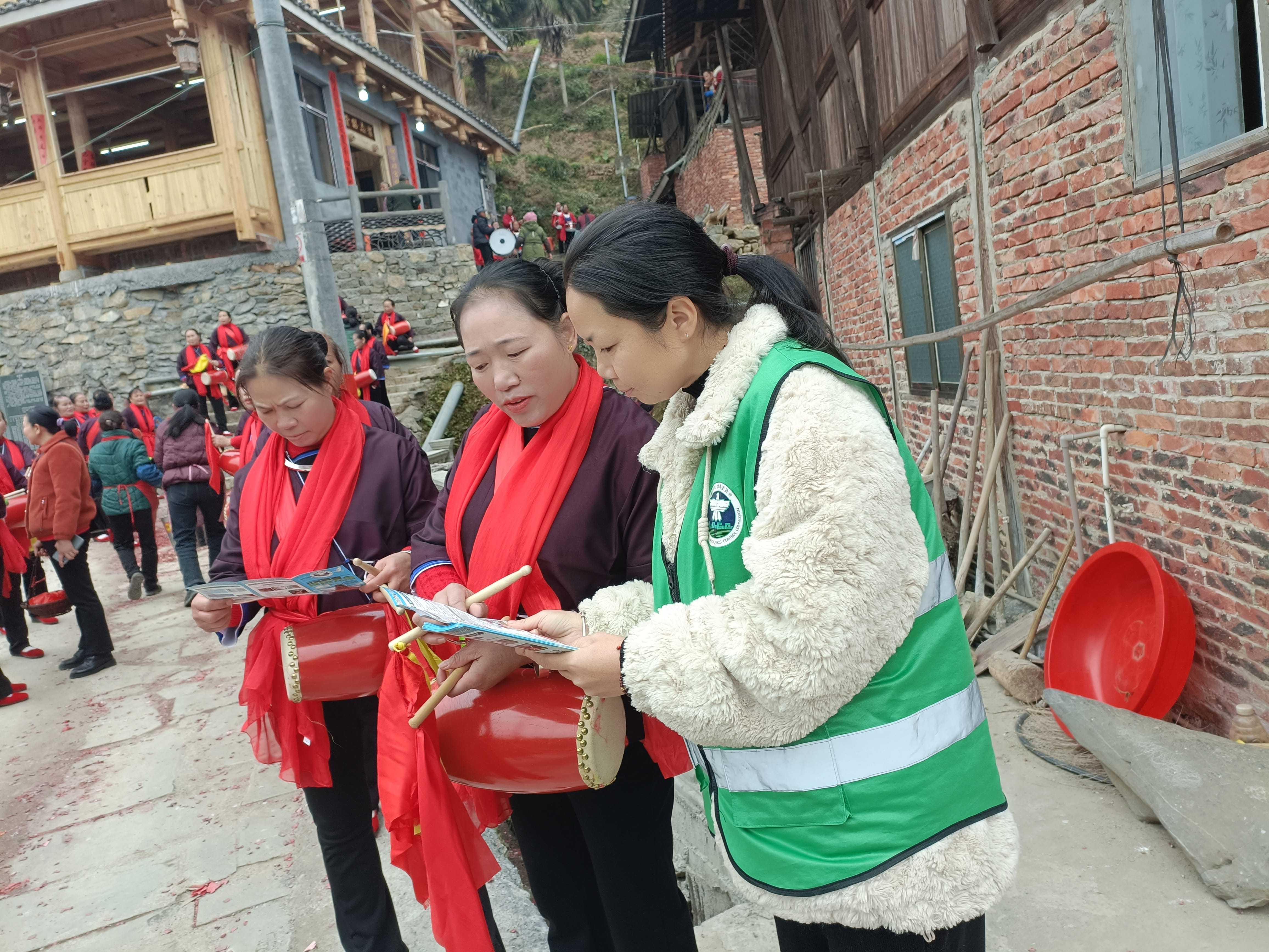 广西三江林溪镇:筑梦高友新楼起,禁毒护航太阳节