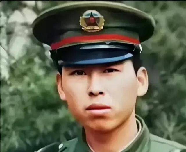 在部队中,于新伟仍然没有放弃唱歌这一爱好,他忙
