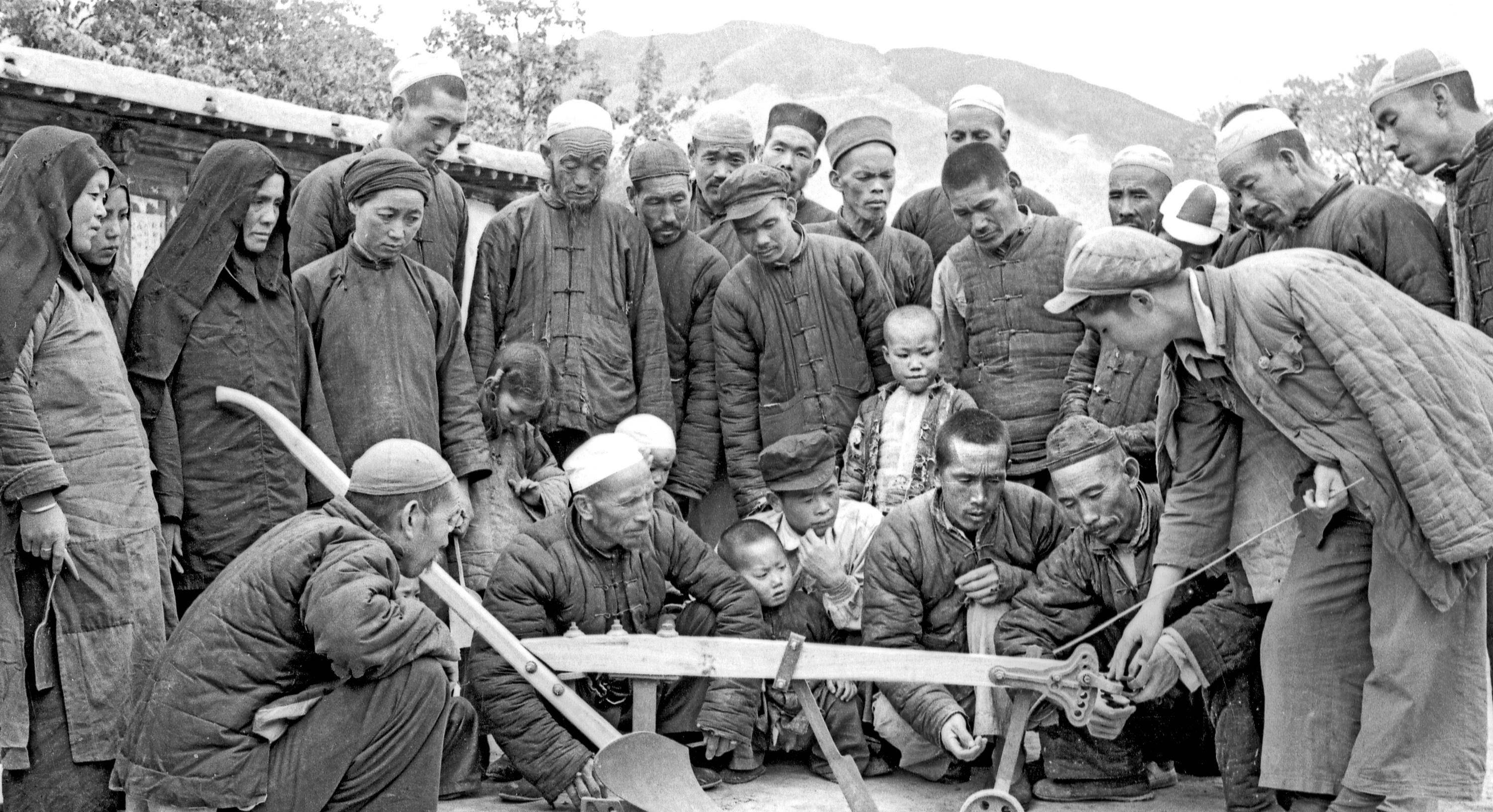 土改威力有多大?国军士兵正在打仗,听到老家分了土地,纷纷倒戈