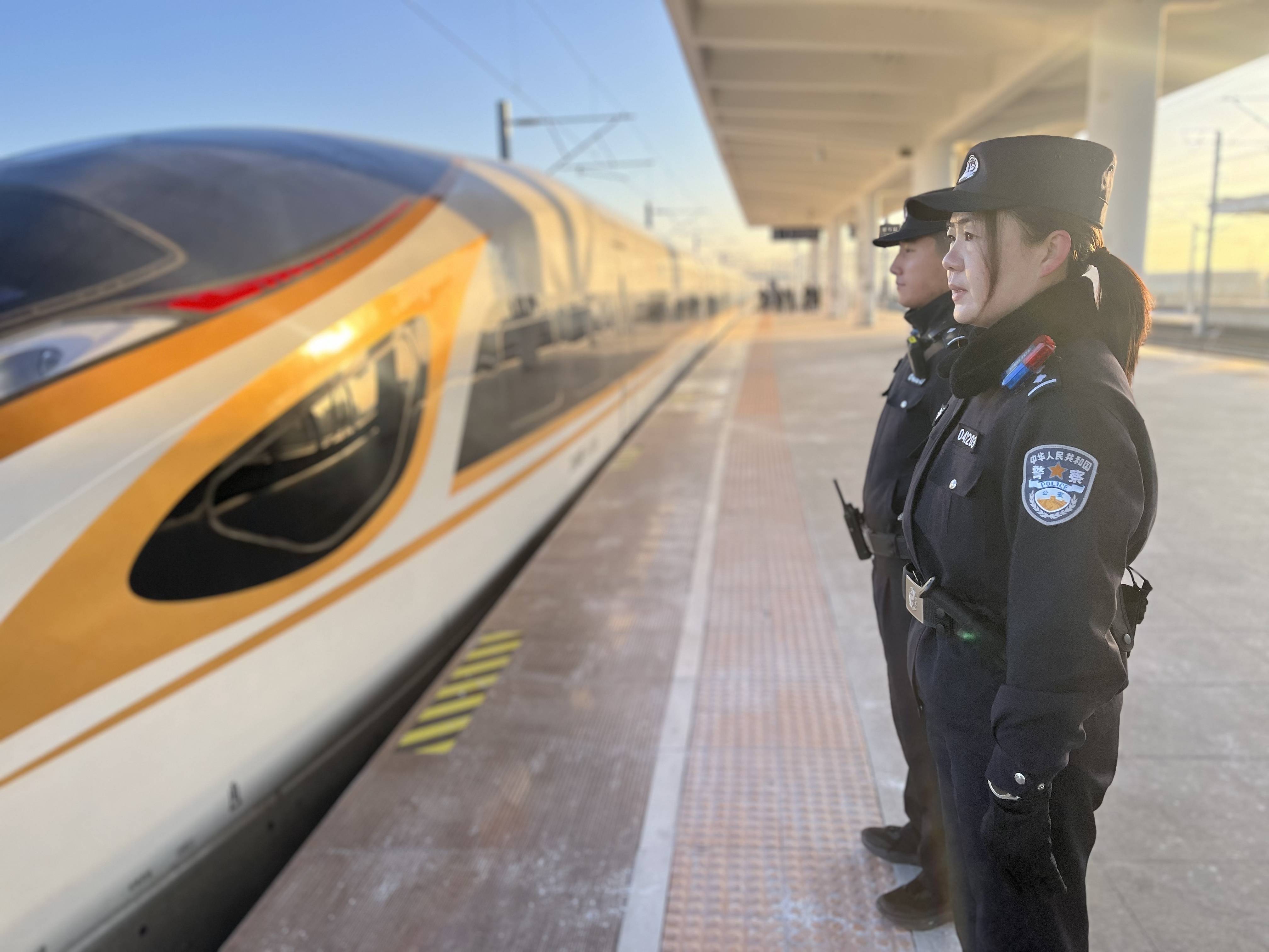 集大原高铁开通铁警全力护航
