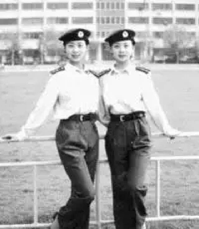 99年阅兵双胞胎女兵图片