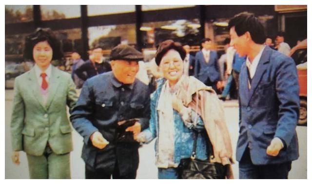 台湾老兵回乡定居未果,台湾邻居问他为何?老兵:没钱,看不起我