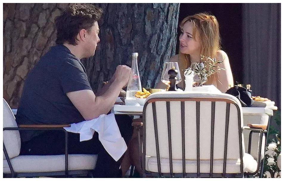 马斯克与29岁女演员约会,女方14岁出道,金发红唇像真人芭比_娜塔莎·