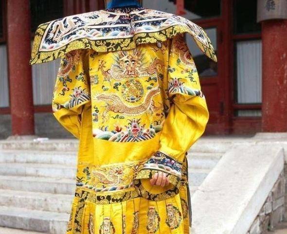 皇帝穿龙袍图片