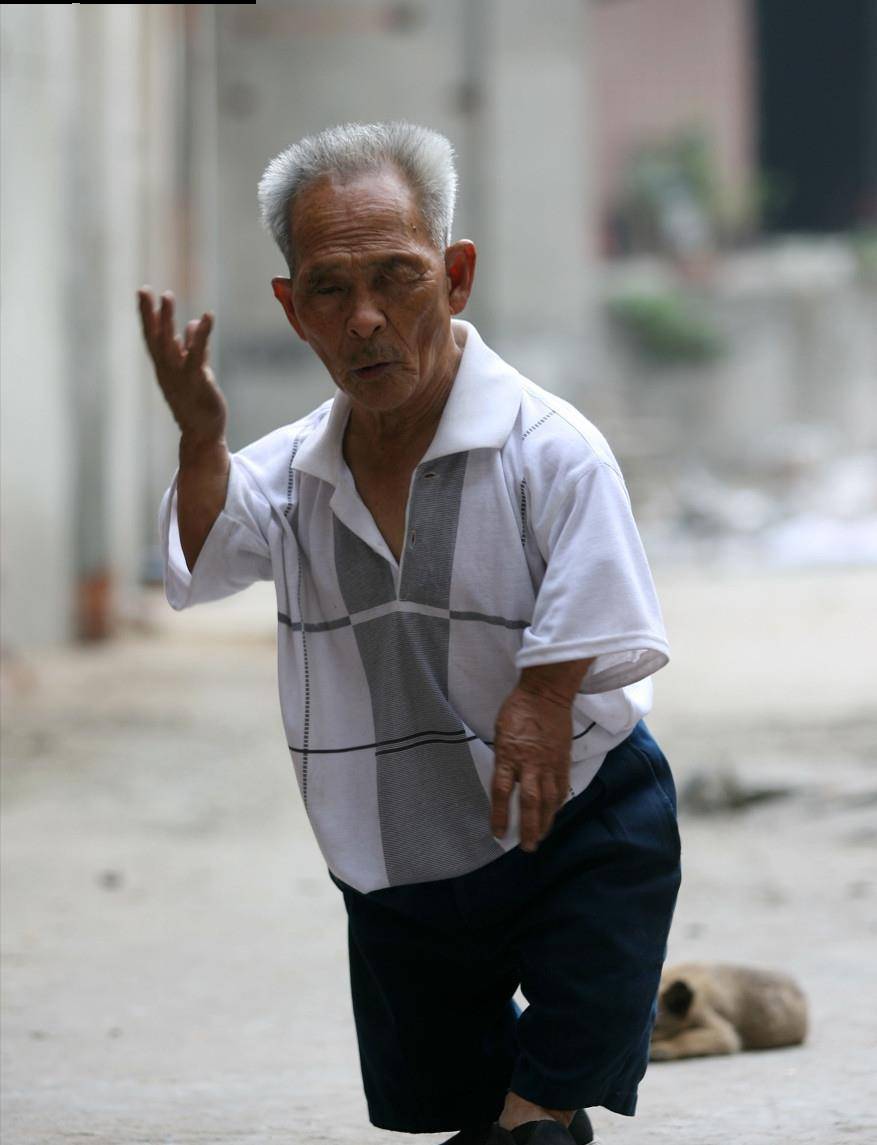 2006年四川85岁农村老汉第五次结婚,身高98cm,征婚时30多人排队