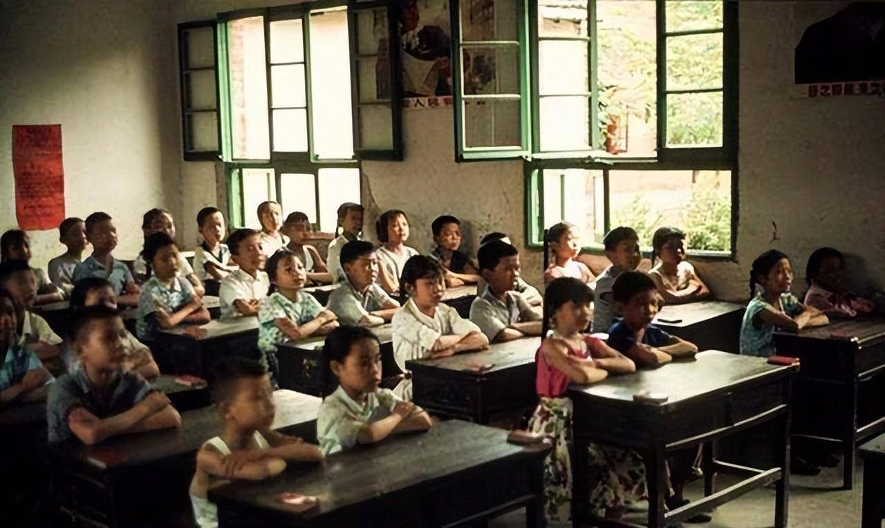 起码有几十个学生由于家里穷或者读书成绩跟不上缀学,经过张书记的
