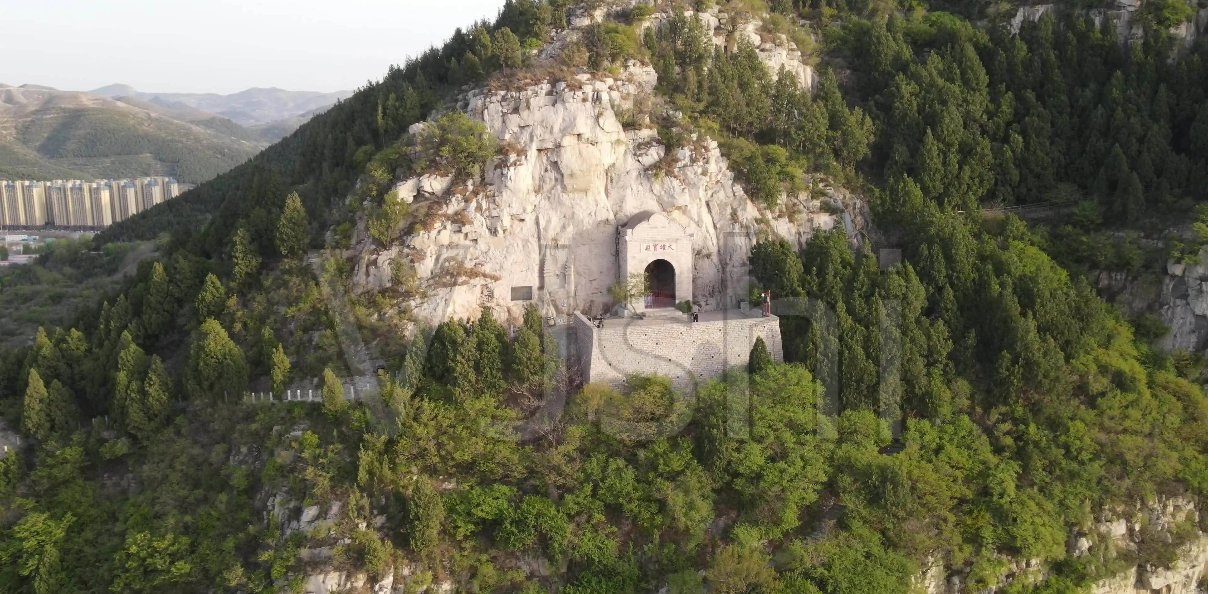 韩复榘游览大明湖,诗兴大发,诗念完后,听到的人却全沉静了