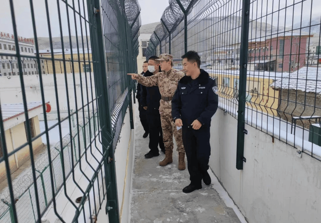 我1993年入伍,是一名在监狱看守罪犯的武警,曾抓获过一名逃犯!