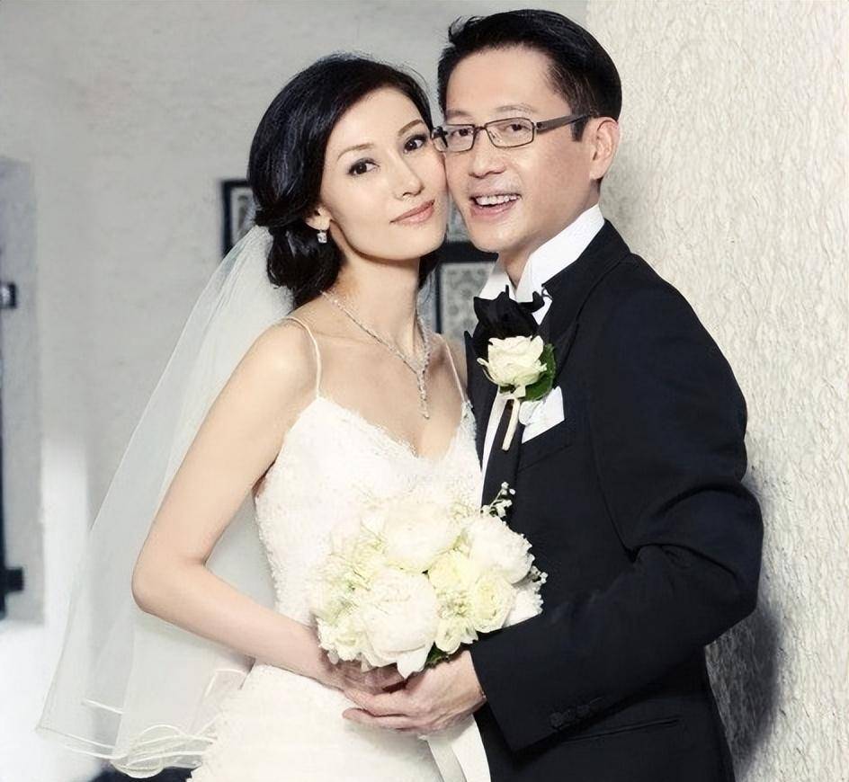 花花公子许晋亨:放弃赌王千金,娶蛇蝎美人李嘉欣,60岁已拄拐杖