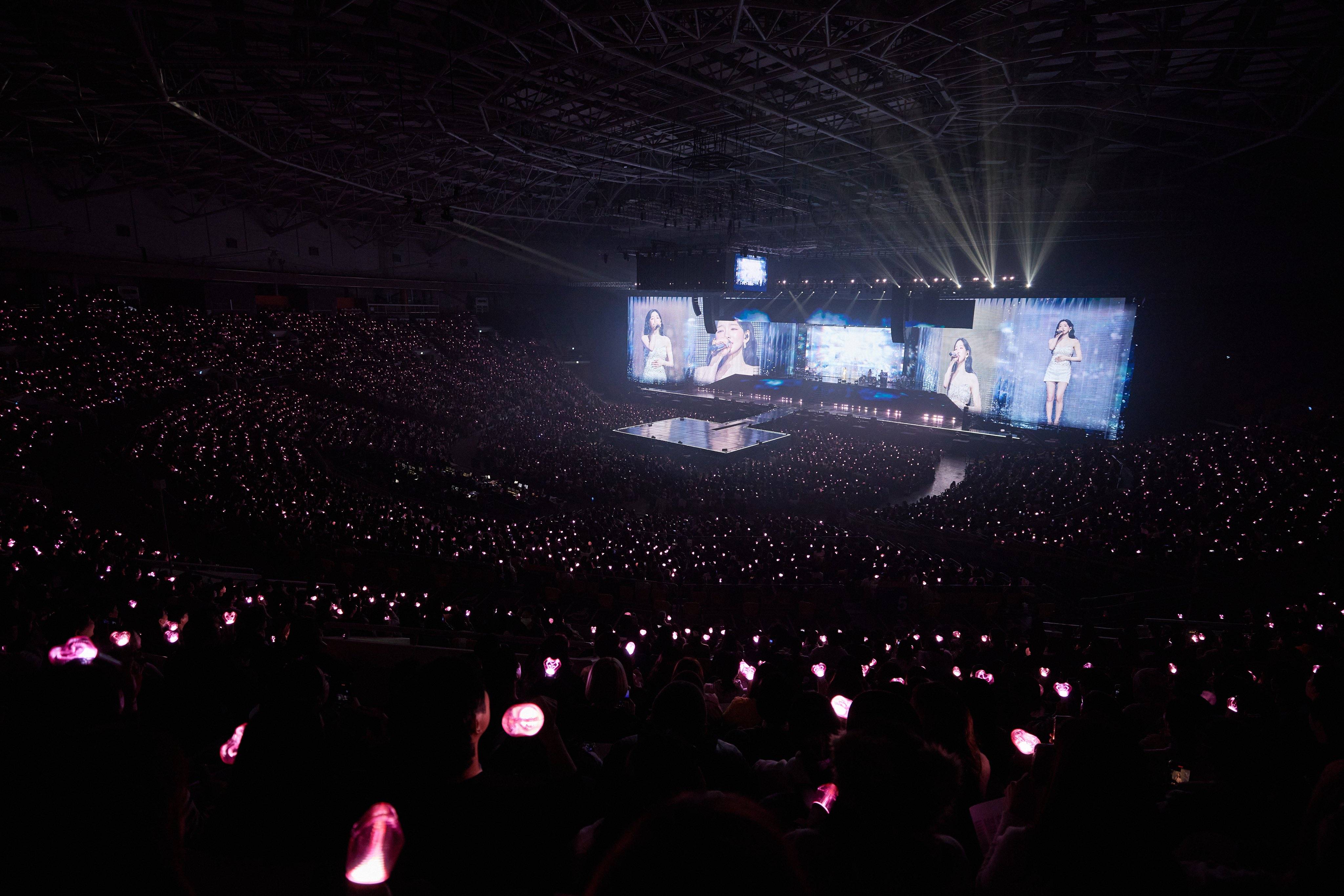 太妍韩国首尔演唱会上与三万名观众共度solo出道10周年及生日!