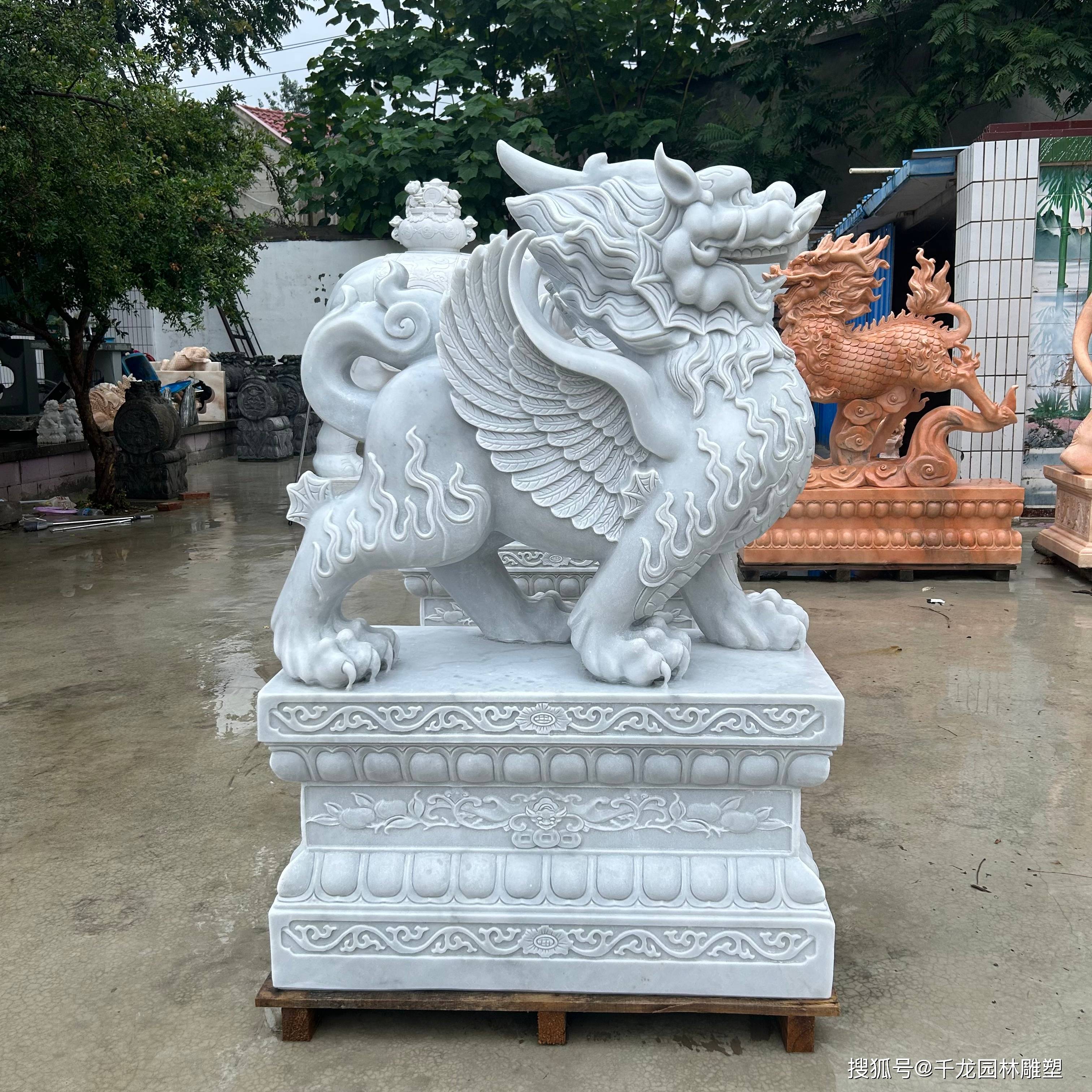 石雕貔貅造型各异,寓意深远