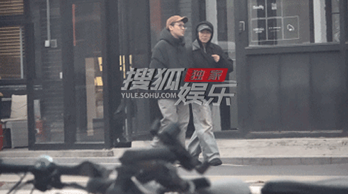 大鹏和朋友遛弯状态放松 边笑边吃零食状态松弛