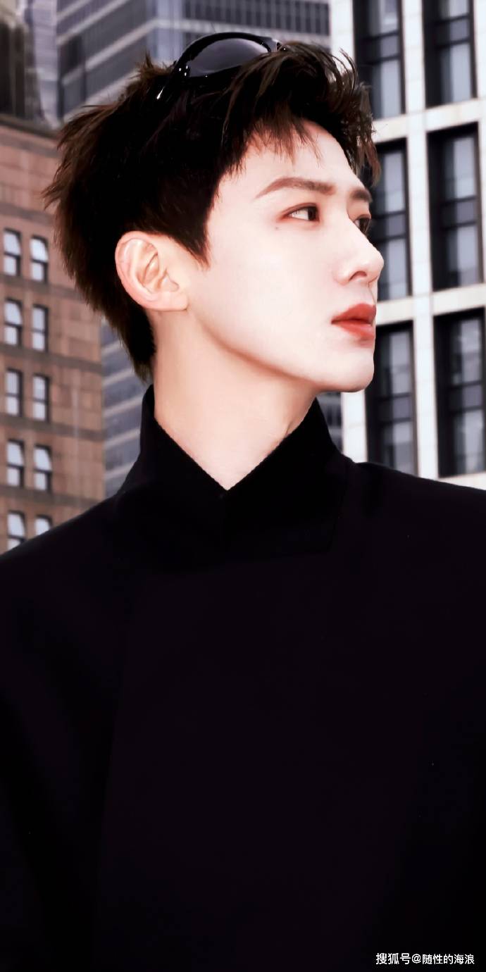 白敬亭最新大片曝光!墨镜黑look造型直接封神,引发热议!