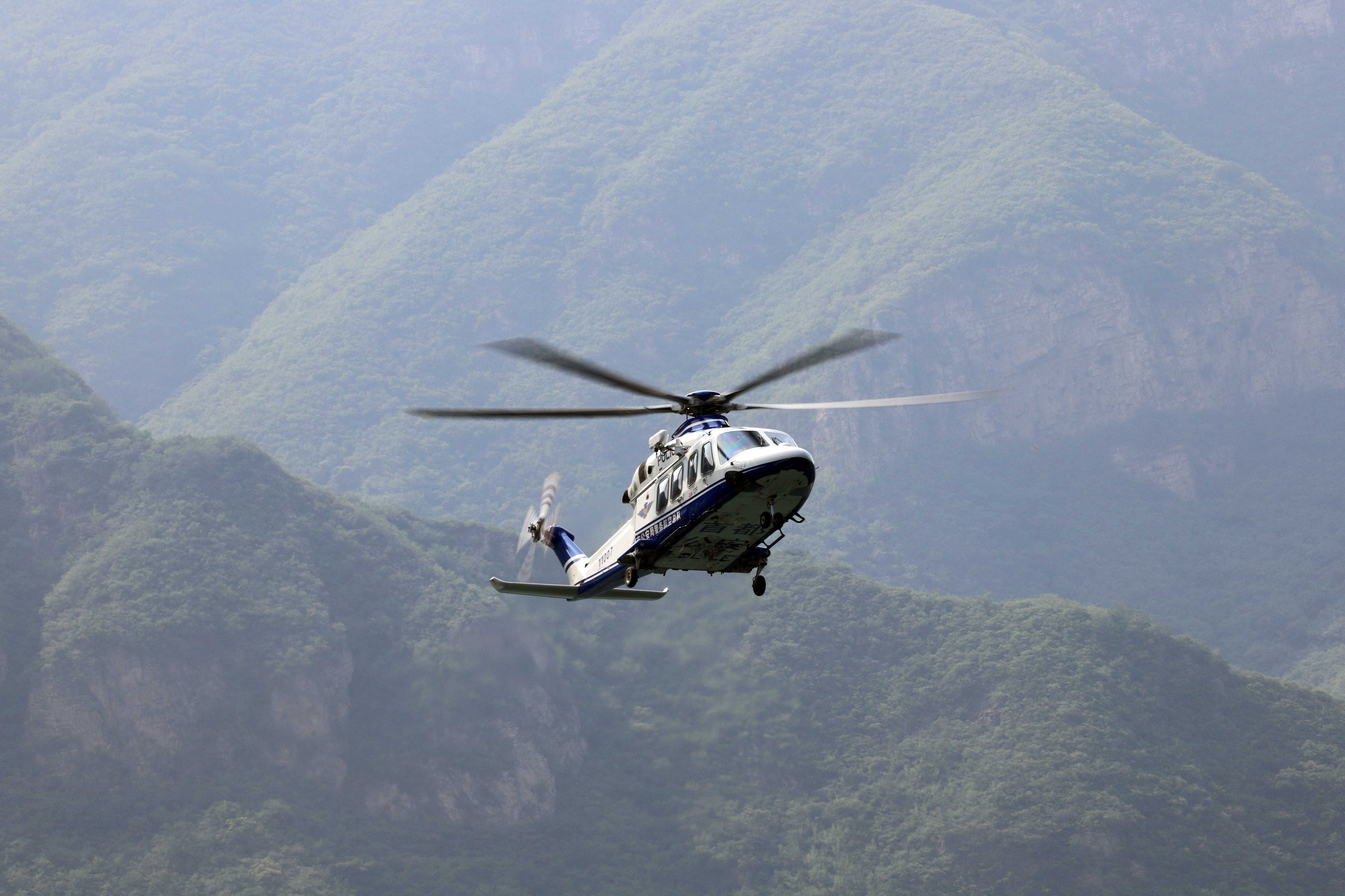 北京警方警用直升机清明假期执行空中巡逻飞行任务