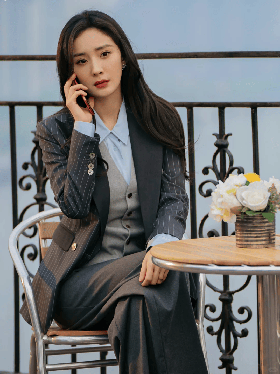 杨幂西装 波点袜,她优雅大气,时尚又干练