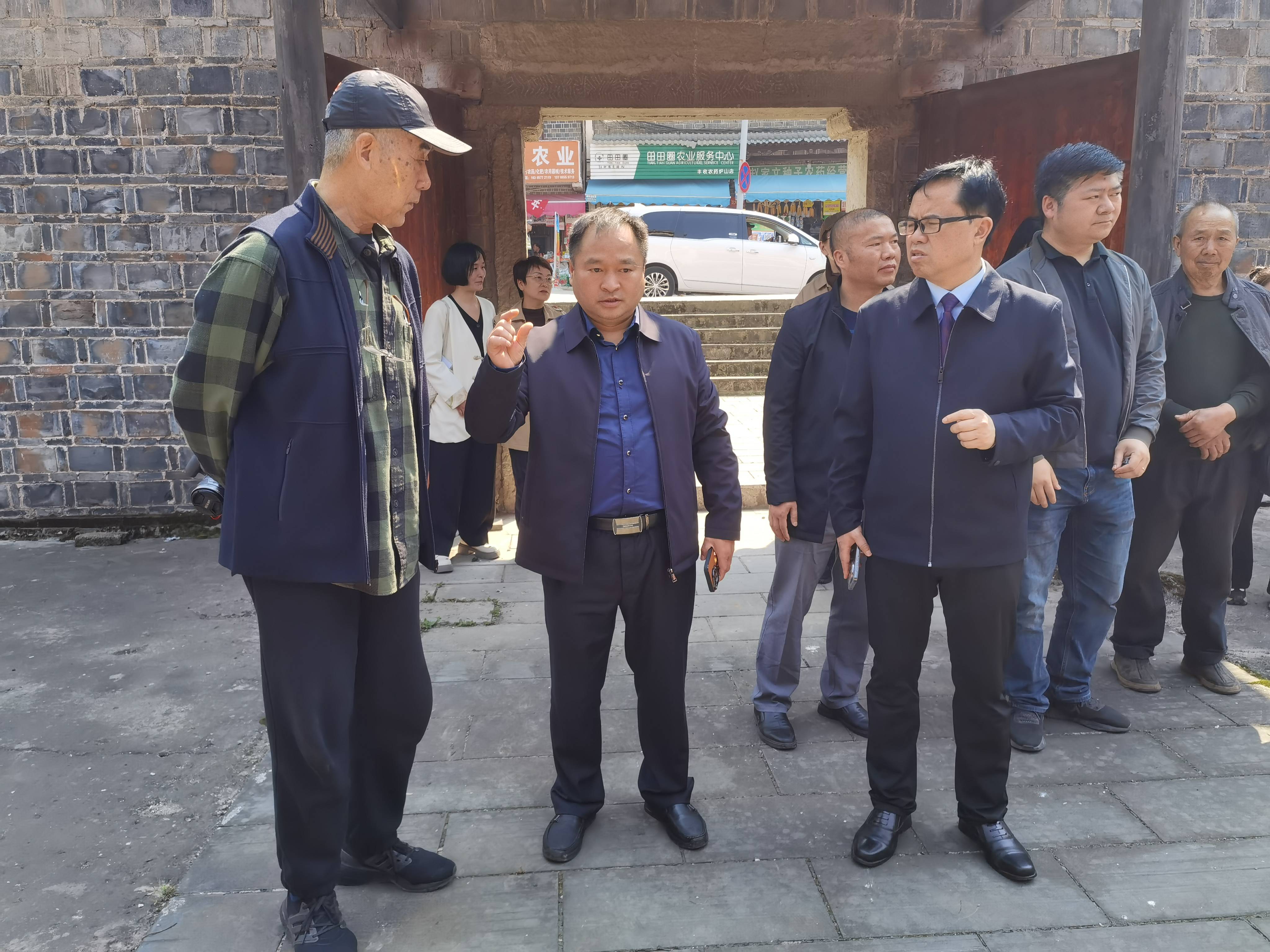"举学灯,穿长夜,自光明