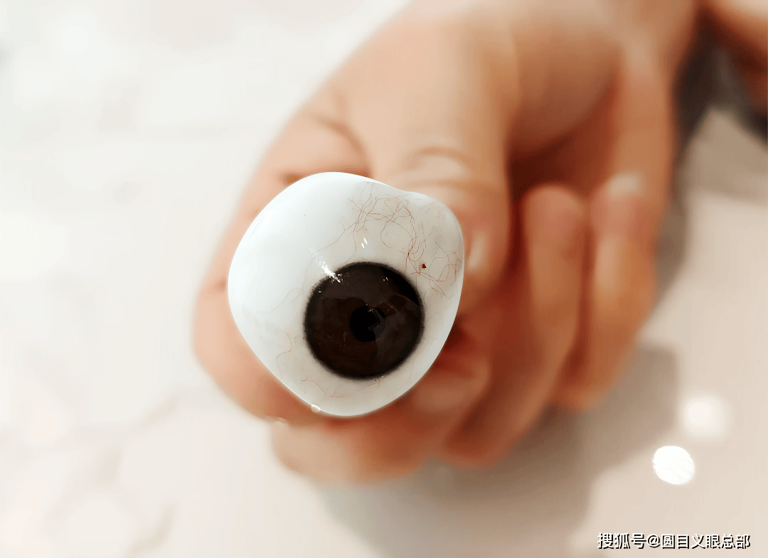 眼睛失明后定做一只假眼睛大概要多少钱（失明的人可以换晶体吗）