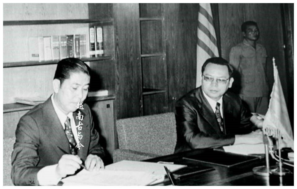 阮 文 1975年南越亡国前夕总统阮文绍辞职，声泪俱下痛骂美国出卖自己_搜狐网