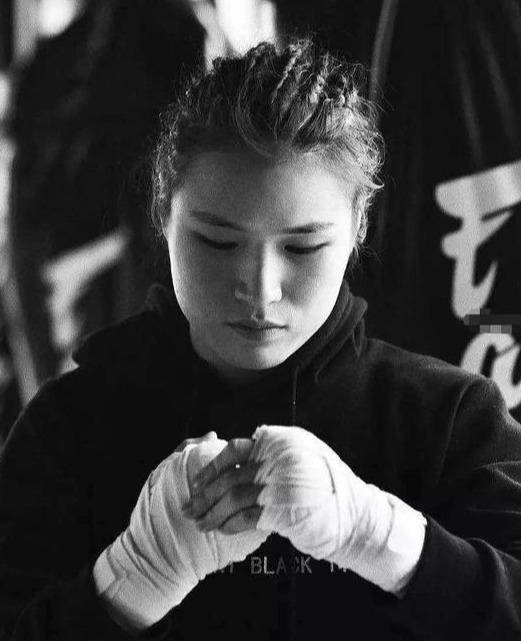 从幼师到UFC冠军：张伟丽的格斗传奇之路