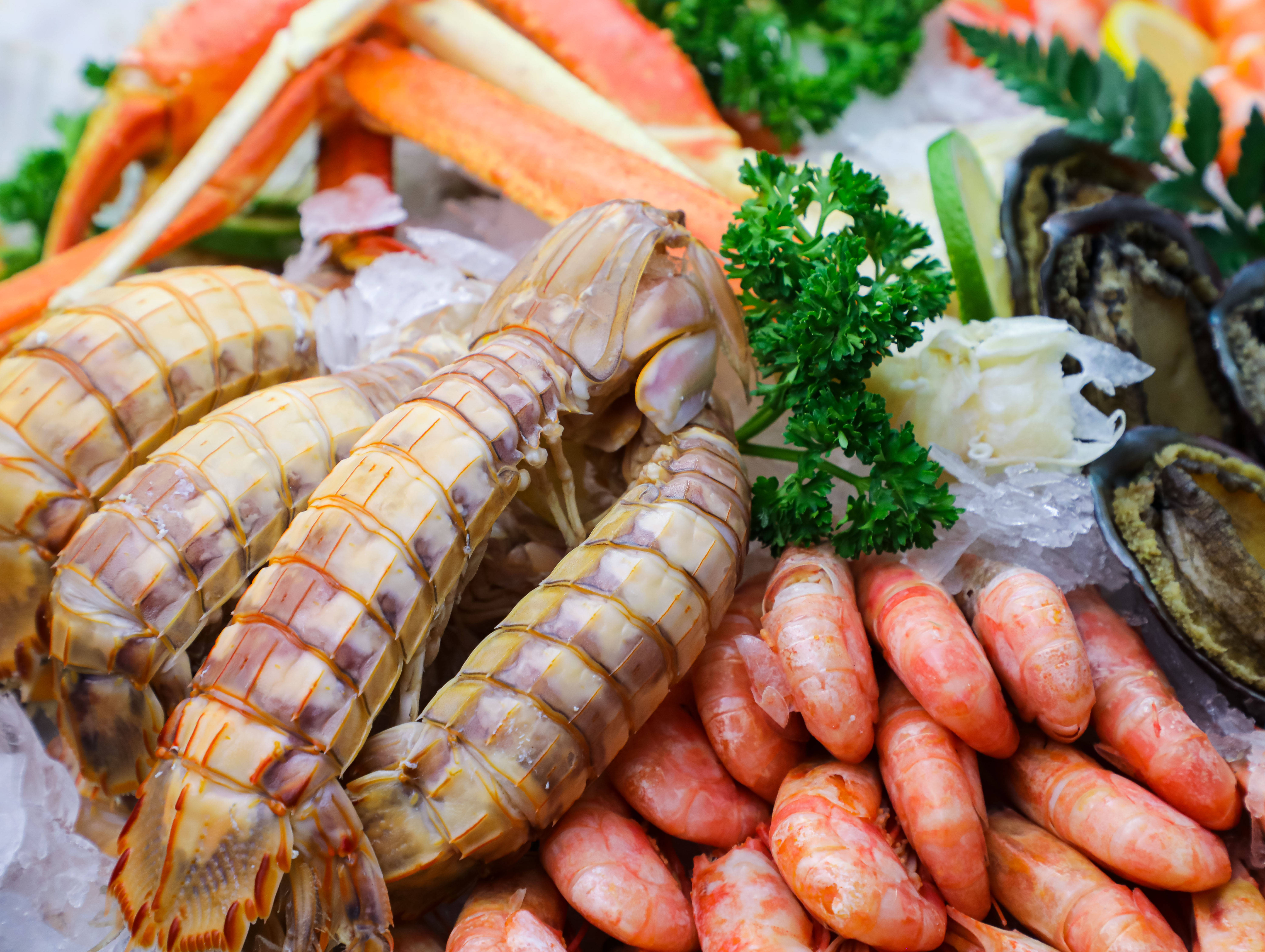4月21日起,天津富力万达文华酒店美食汇呈现海鲜主题自助晚餐,厨师