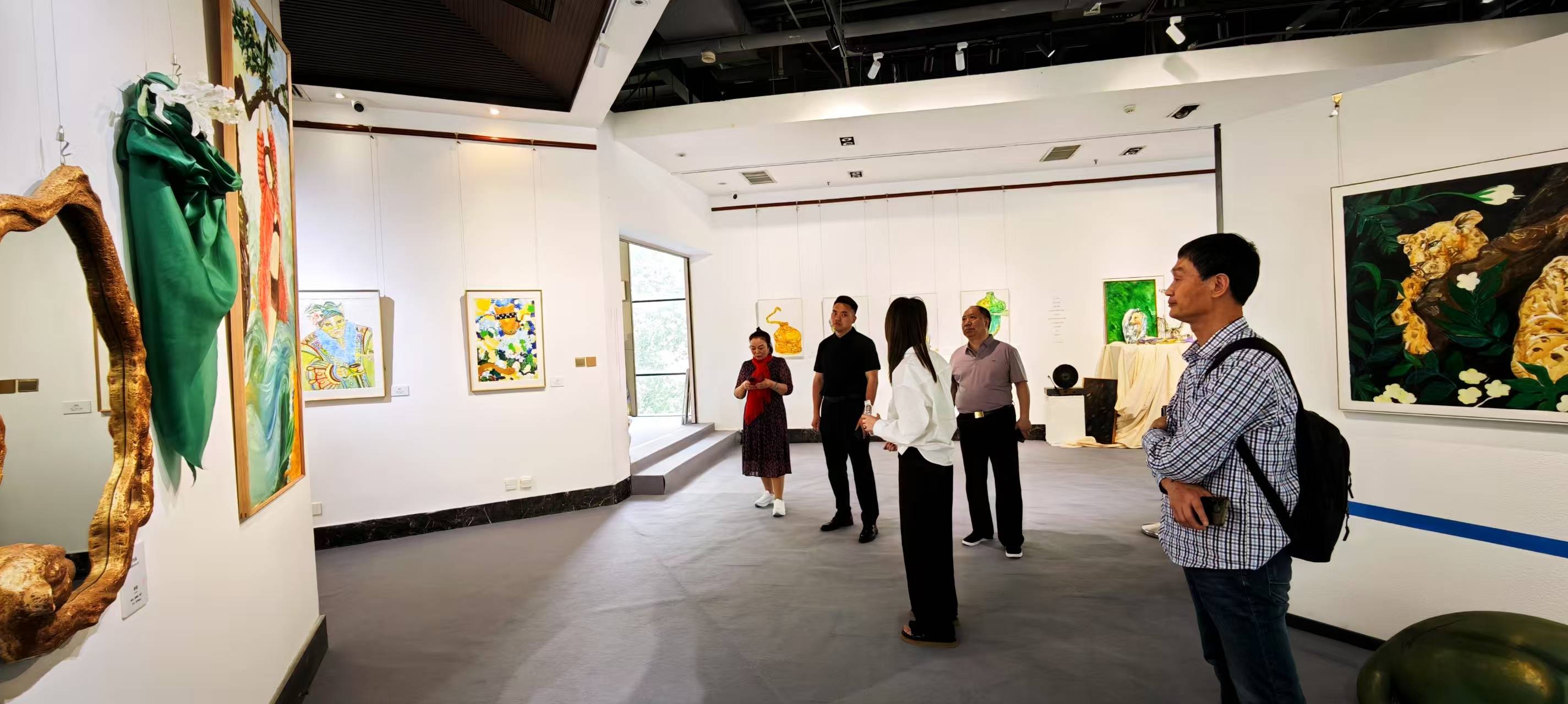 跨界重构：理焱艺术展在郑州掀起时尚与哲思浪潮