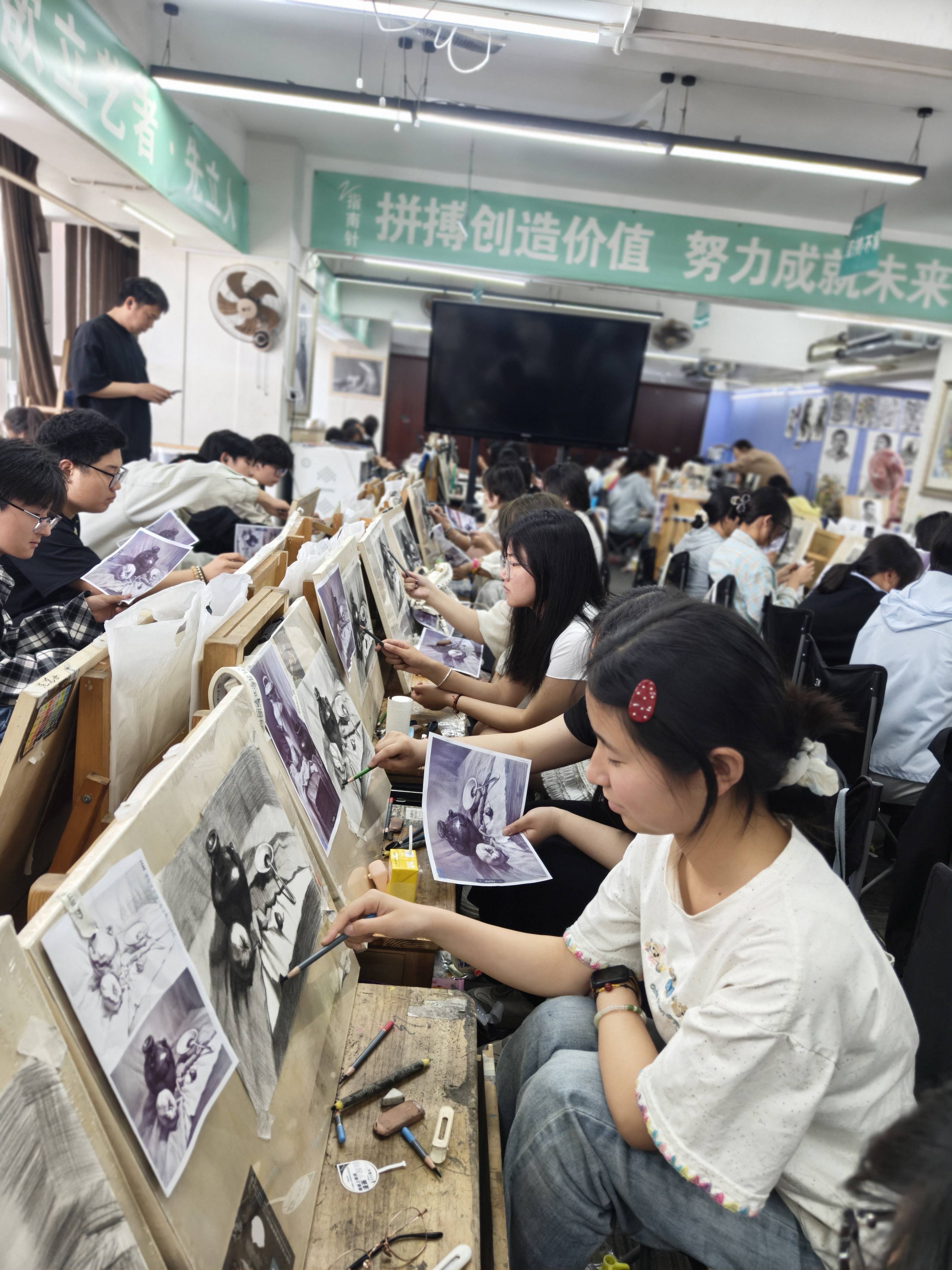 北京指南针画室南阳校区的学子们开启了集训第一周的周试