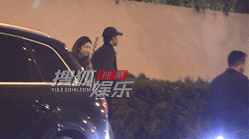 吴磊餐厅会友穿巴恩风外套 双手插兜少年感十足