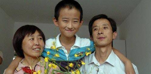 他在10岁时接受了大学入学评论，并在13岁时在研