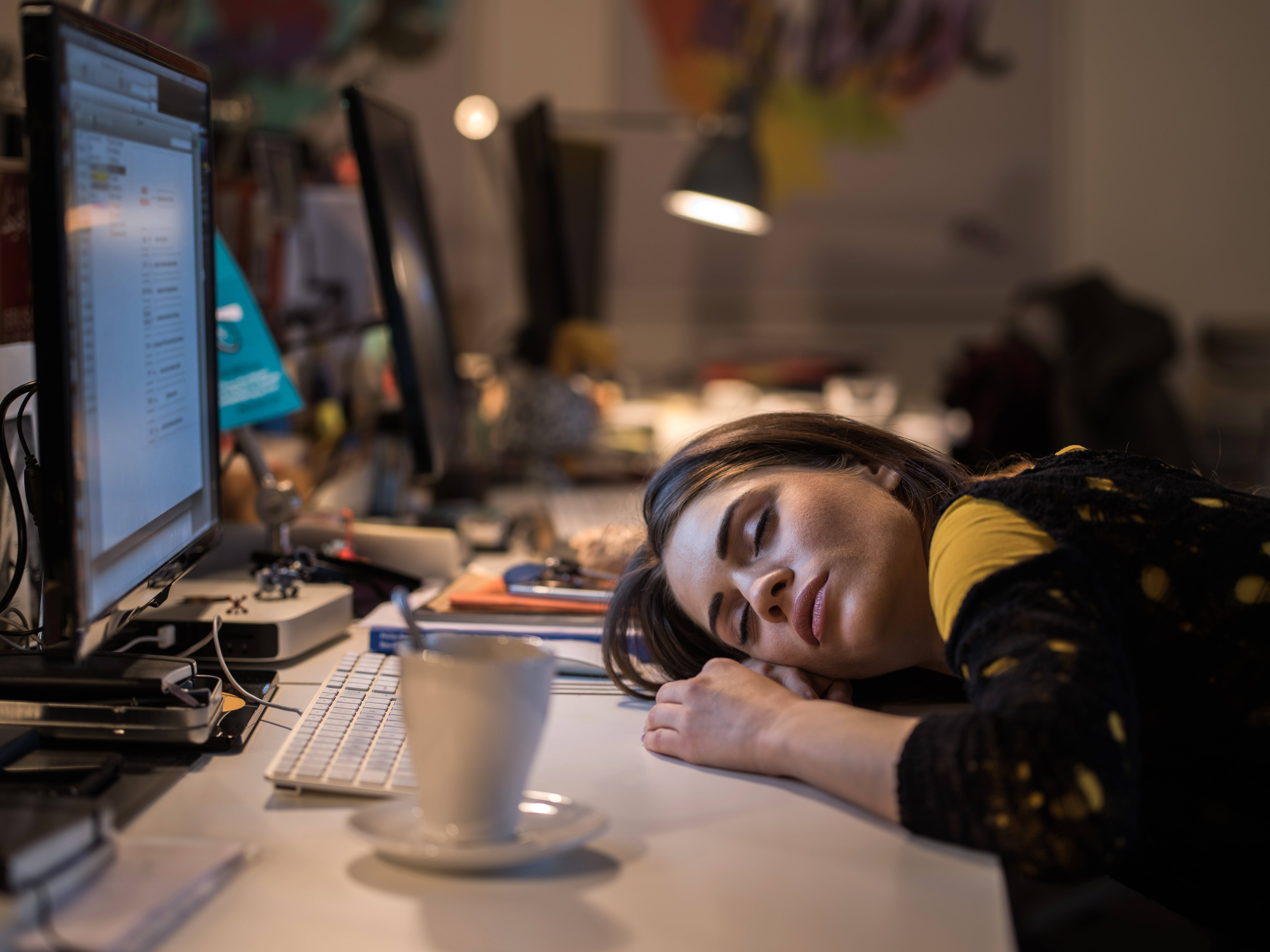 夜班后立刻补觉还是硬撑?这 3 个科学方法让你告别疲劳伤害