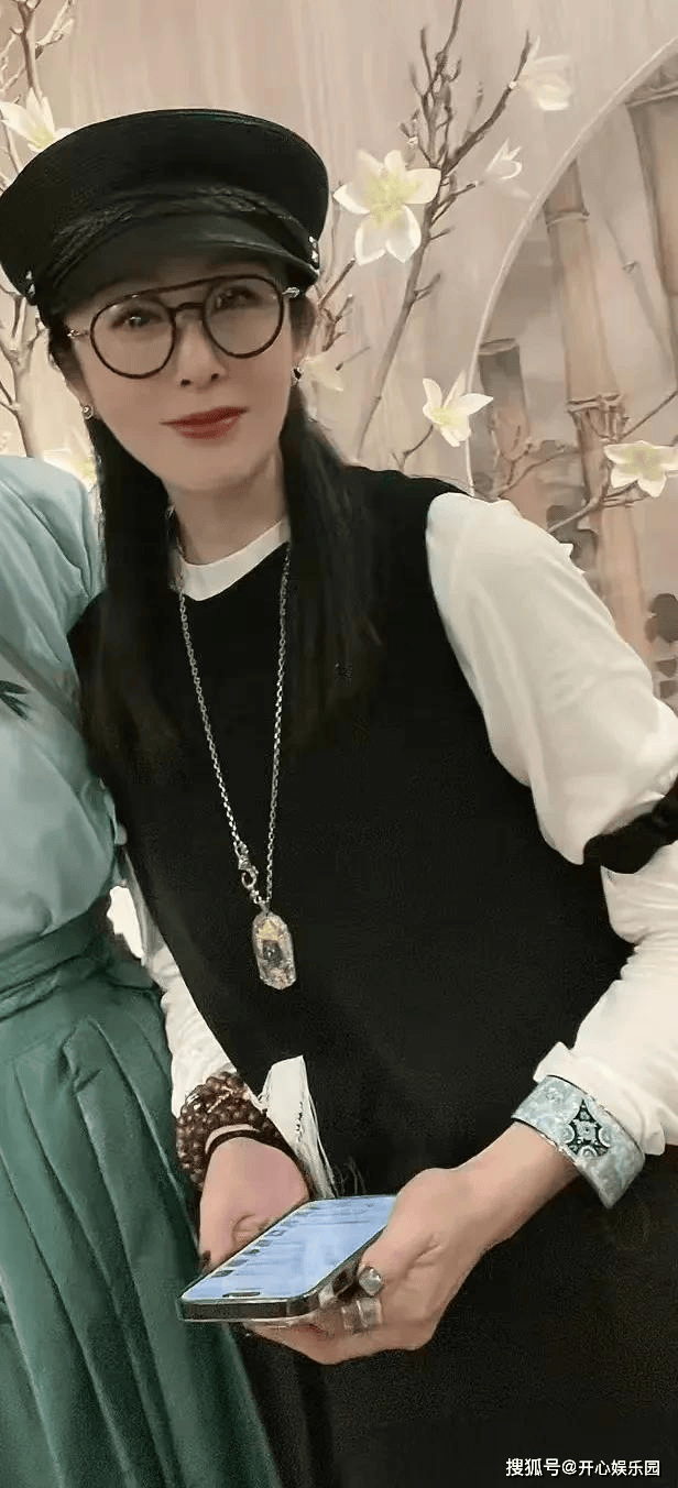 57岁张敏杭州街拍引暴动！赵敏变锥子脸认不出，星爷CP粉集体破防