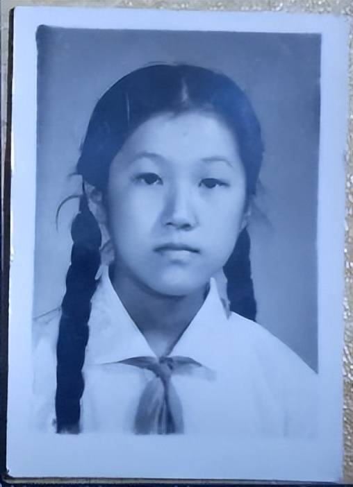 黑白老照片:上世纪七十年代清纯女学生,年轻貌美笑容甜