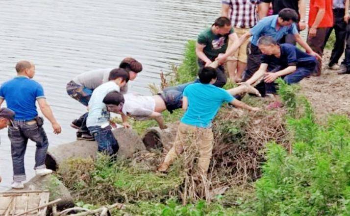 长江捞尸人捞一人12万20多年捞上近千具遗体