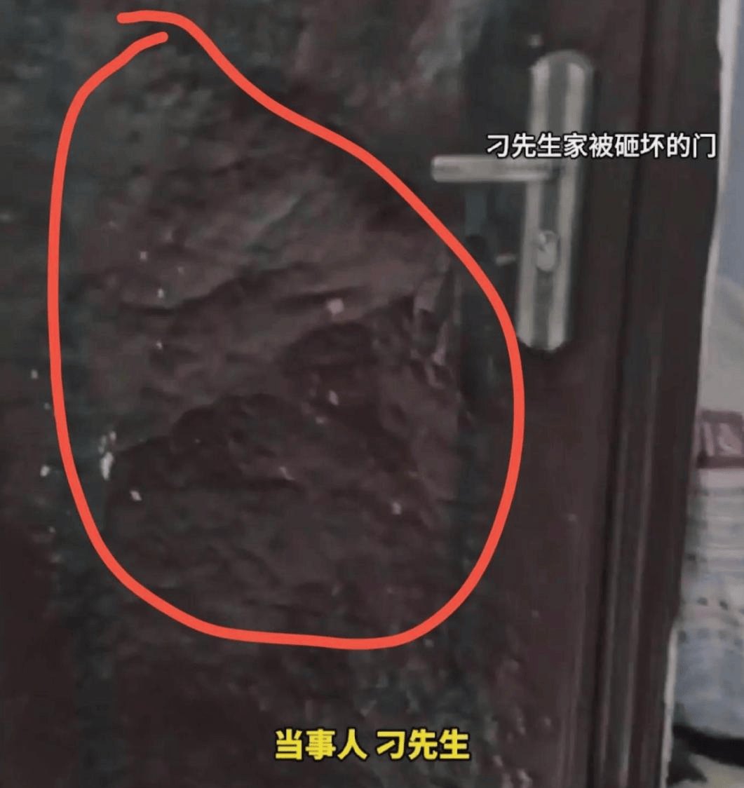 男子遭邻居砸门咒骂2年半,报警200次没用,社区无奈,凭什么?