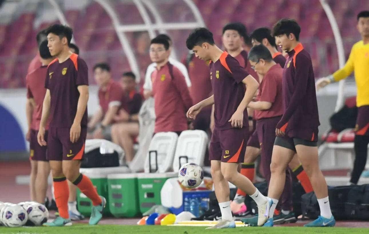 国足VS印尼首发：王钰栋张玉宁搭档锋线 塞鸟出任前腰