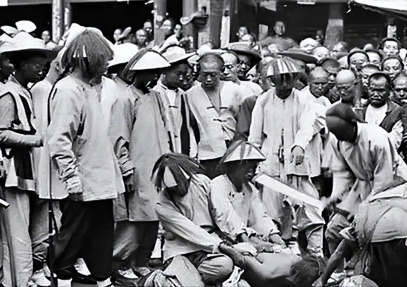 1904年,王维勤被活剐凌迟时一张罕见留影,面向人群,一脸的绝望