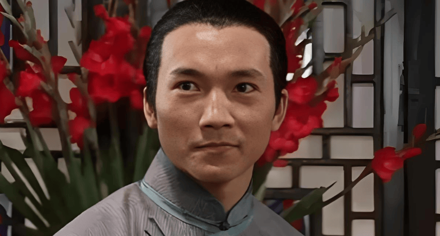 在周星驰的官场现形宇宙里,有这样一位"天生神力"的暴力hr:他梳着大