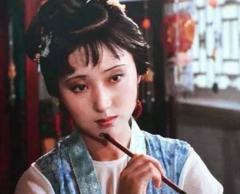 孤独残荷下的林黛玉，心底那线希望究竟为何难以割舍？
