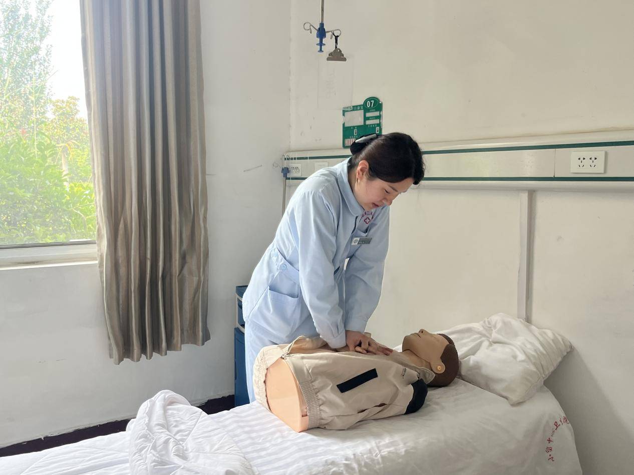 开展单人徒手心肺复苏操作技能考核