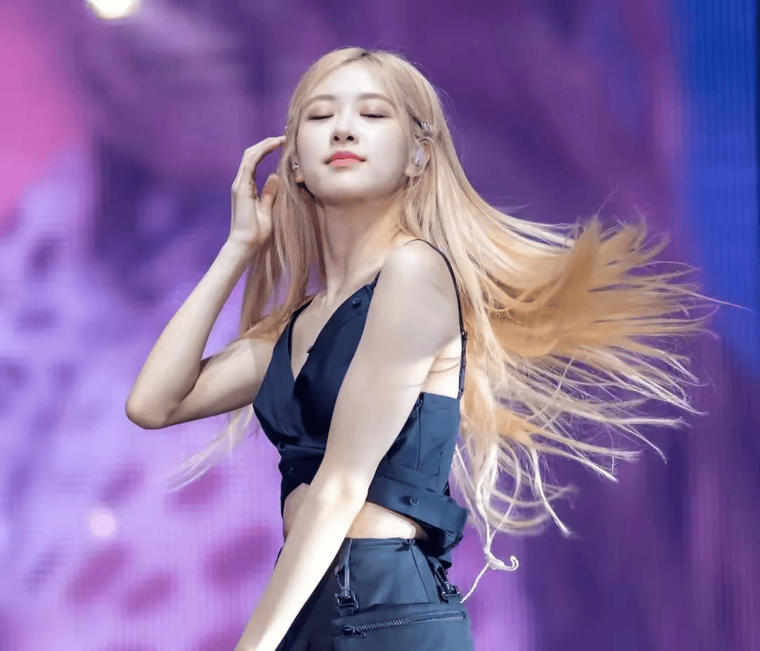 朴彩英,舞台上闪闪发光,私服穿搭也很有料