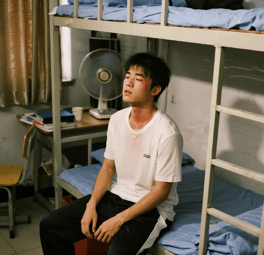 揭秘！大学宿舍没空调有多惨？一张病床牵出多少“蒸笼”悲剧