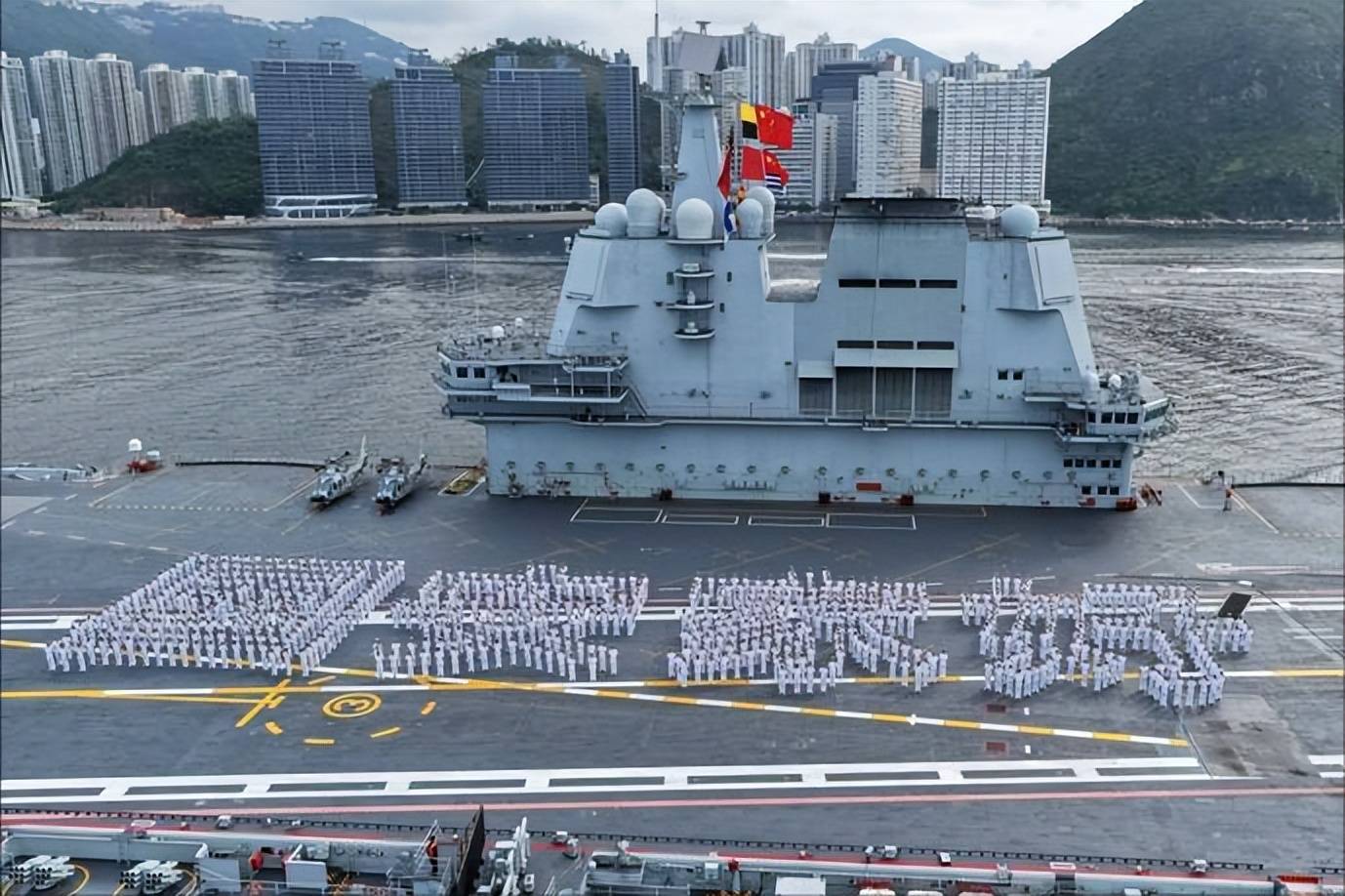 山东舰在香港遭偷拍，偷拍者浑身顶级装备，若泄密将损失惨重！_搜狐网