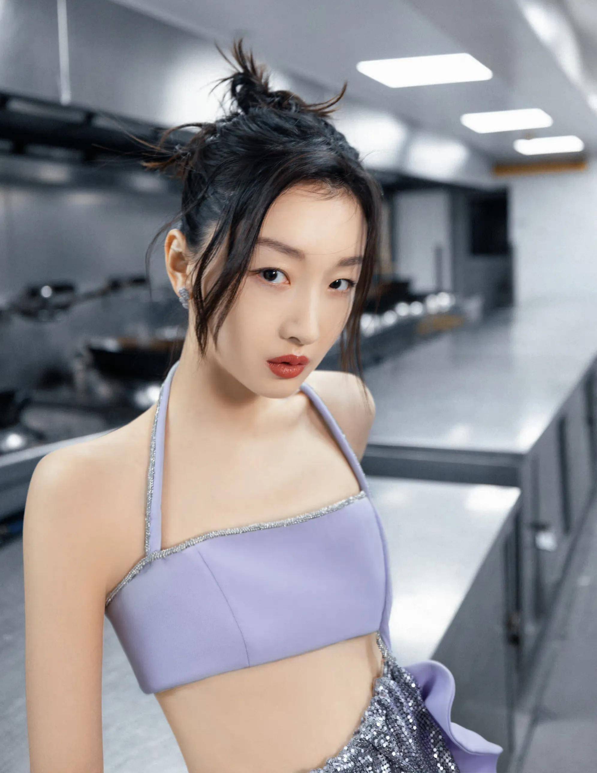 女星周冬雨时尚写真姣美靓丽小家碧玉
