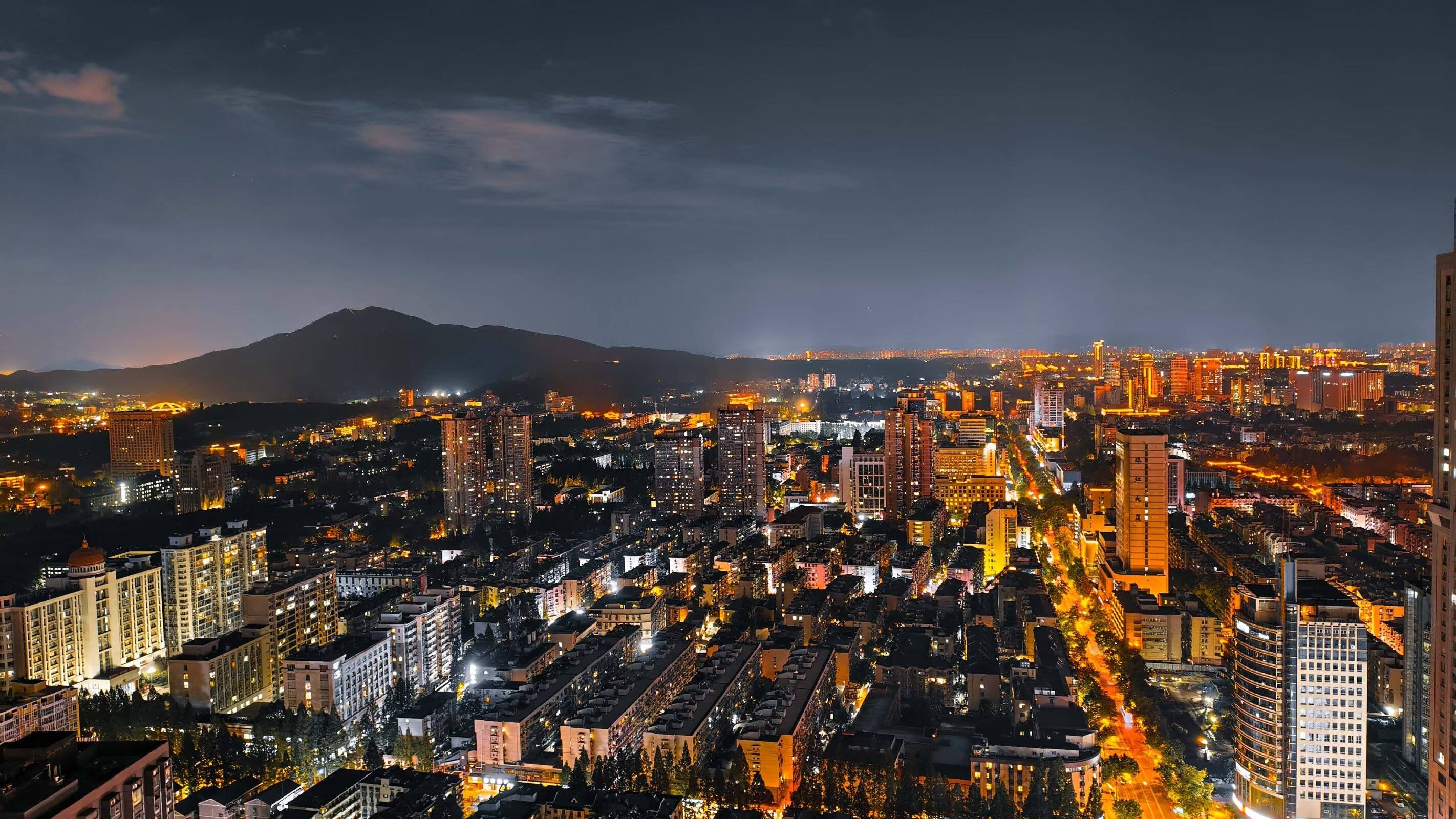 手机定格金陵夜:从中山路璀璨到秦淮梦的光影交融