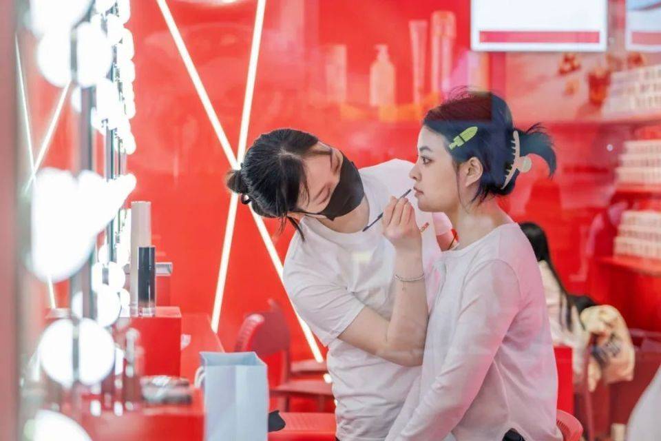 线下美妆，被谁“吞噬”？-锋巢网