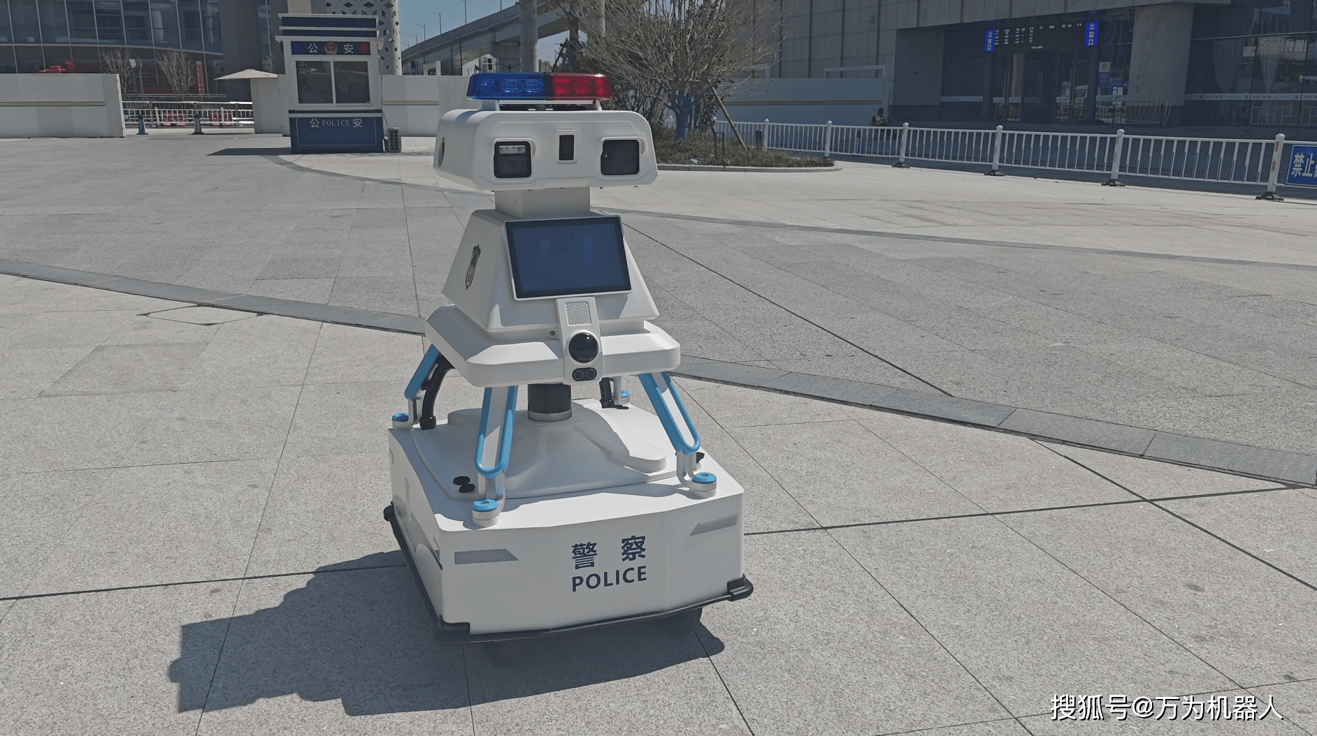 上海松江站启用警用智能安保巡逻机器人,ai警务守护旅客平安出行